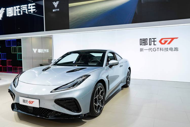 惠州103哪吒汽车在智能汽车领域的表现，领途汽车在新能源汽车市场中的影响力